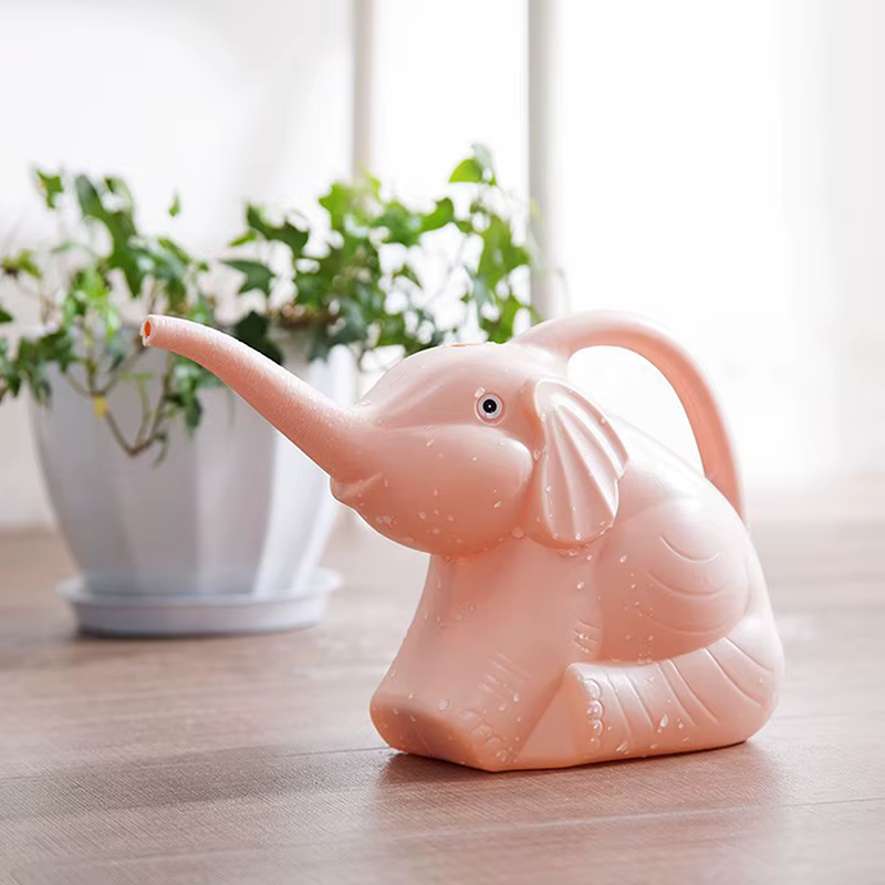 Arrosoir en plastique en forme d'éléphant