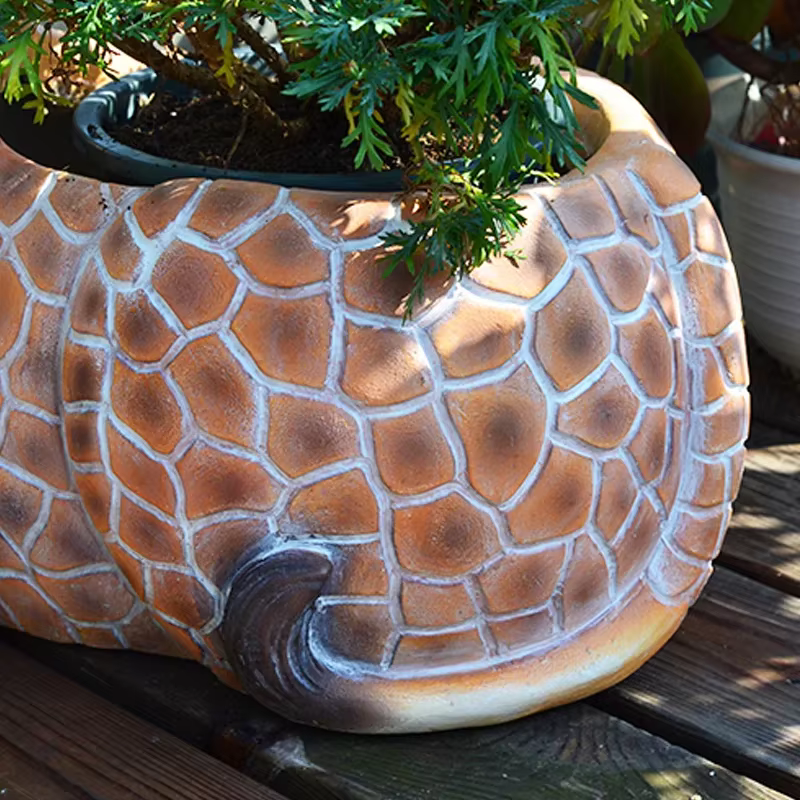 Pots de fleurs de girafe mignons