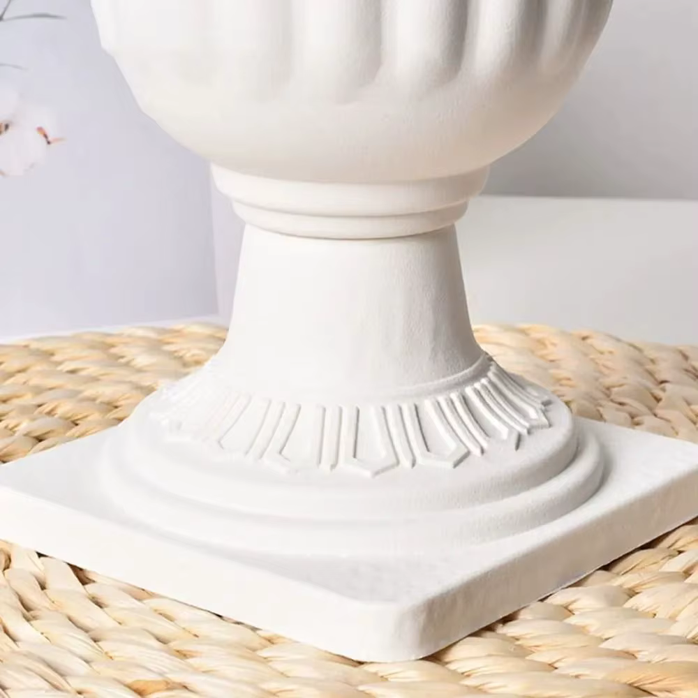 Mini pot de fleurs en plastique sur piédestal