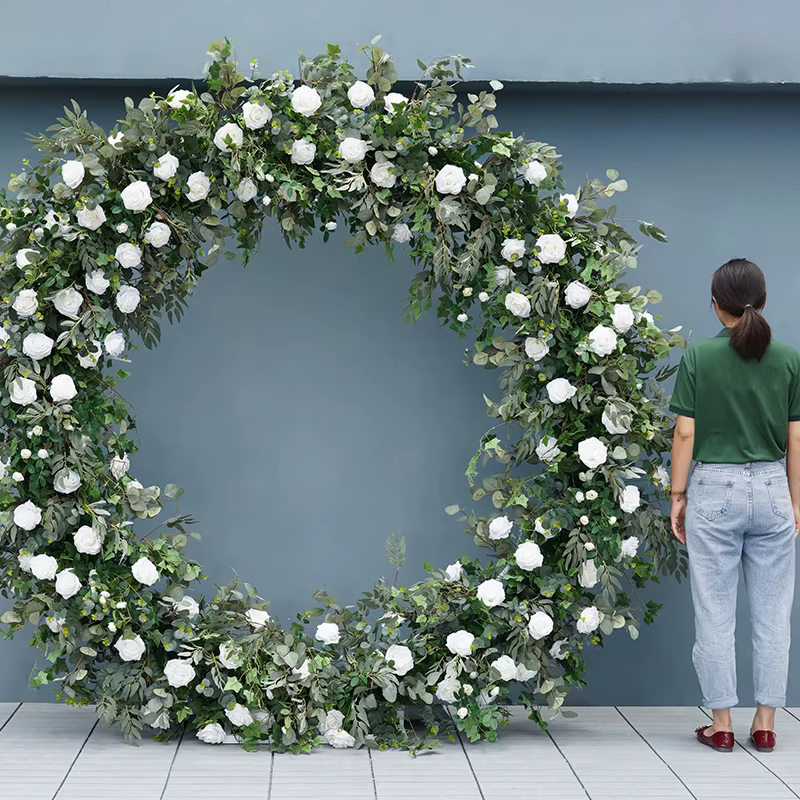 H7736 rouge blanc Rose verdure feuille d'eucalyptus fleur rangée Arrangement cadre rond mariage toile de fond décor support Floral événement accessoire