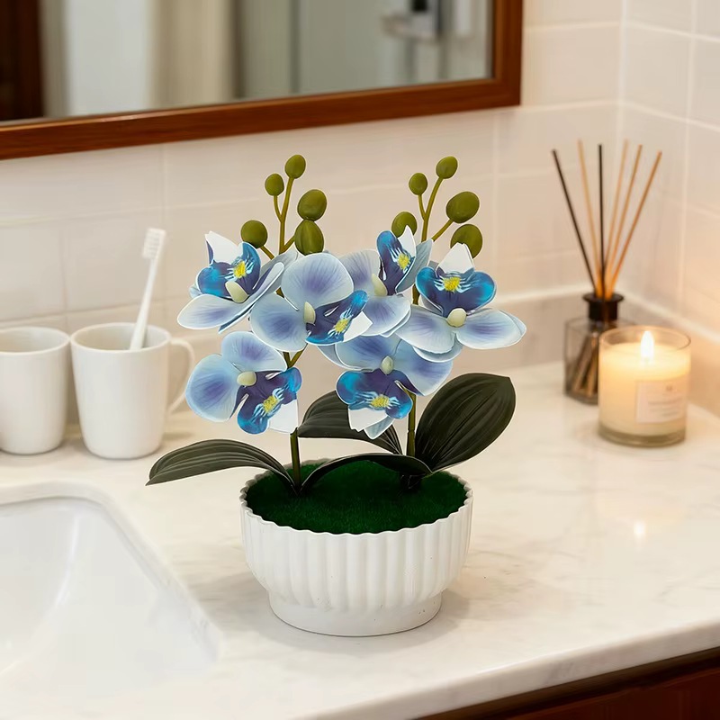 Deux ensembles de trois fleurs simulées