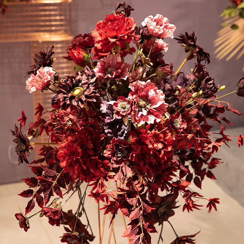 Matériel de fleur de série rouge vin