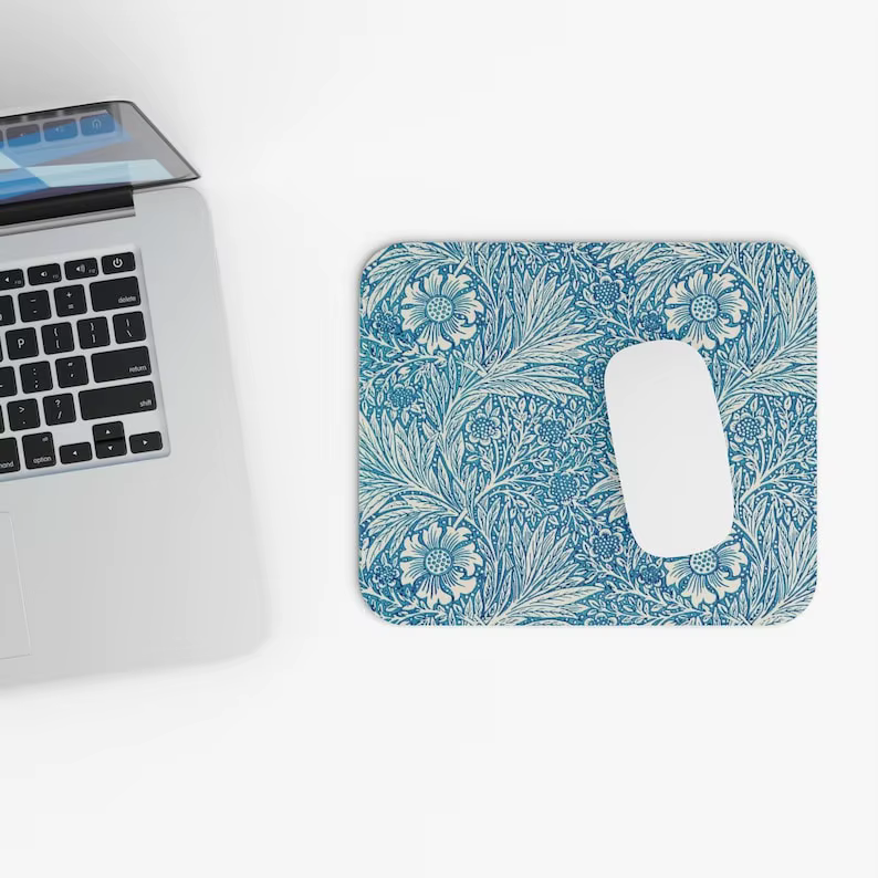 Tapis de souris avec plante de souci bleu