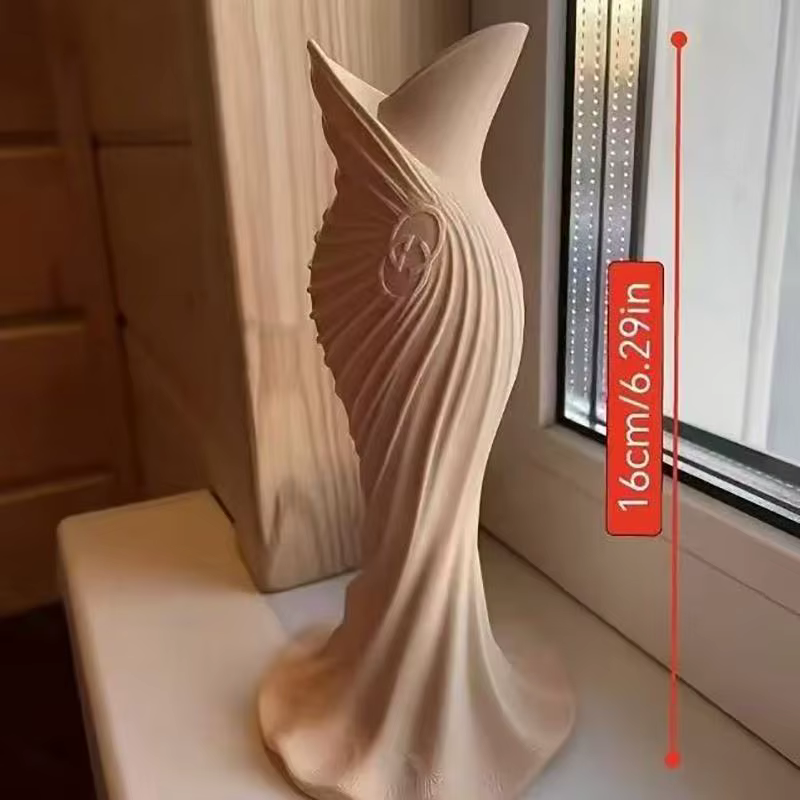 Vase en plastique élégant en forme de robe