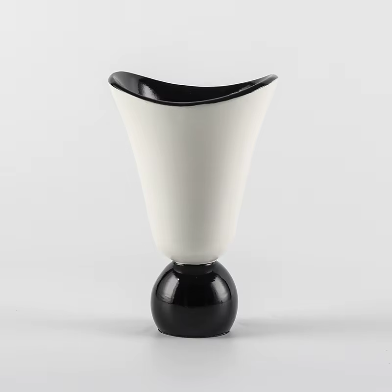 Vase décoratif d'art moderne