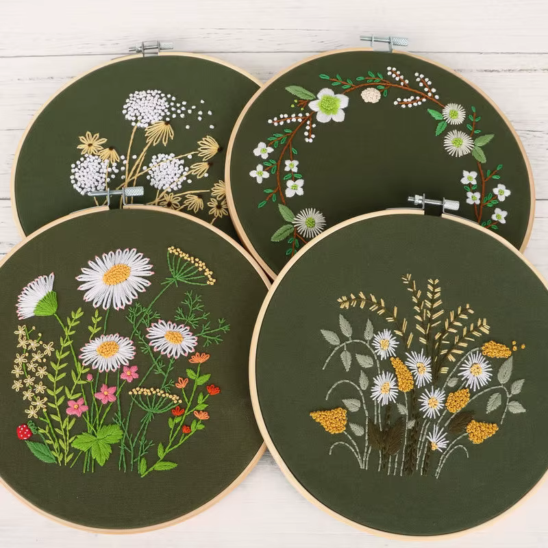 Ensemble de Broderie à Motif de Fleurs et Plantes