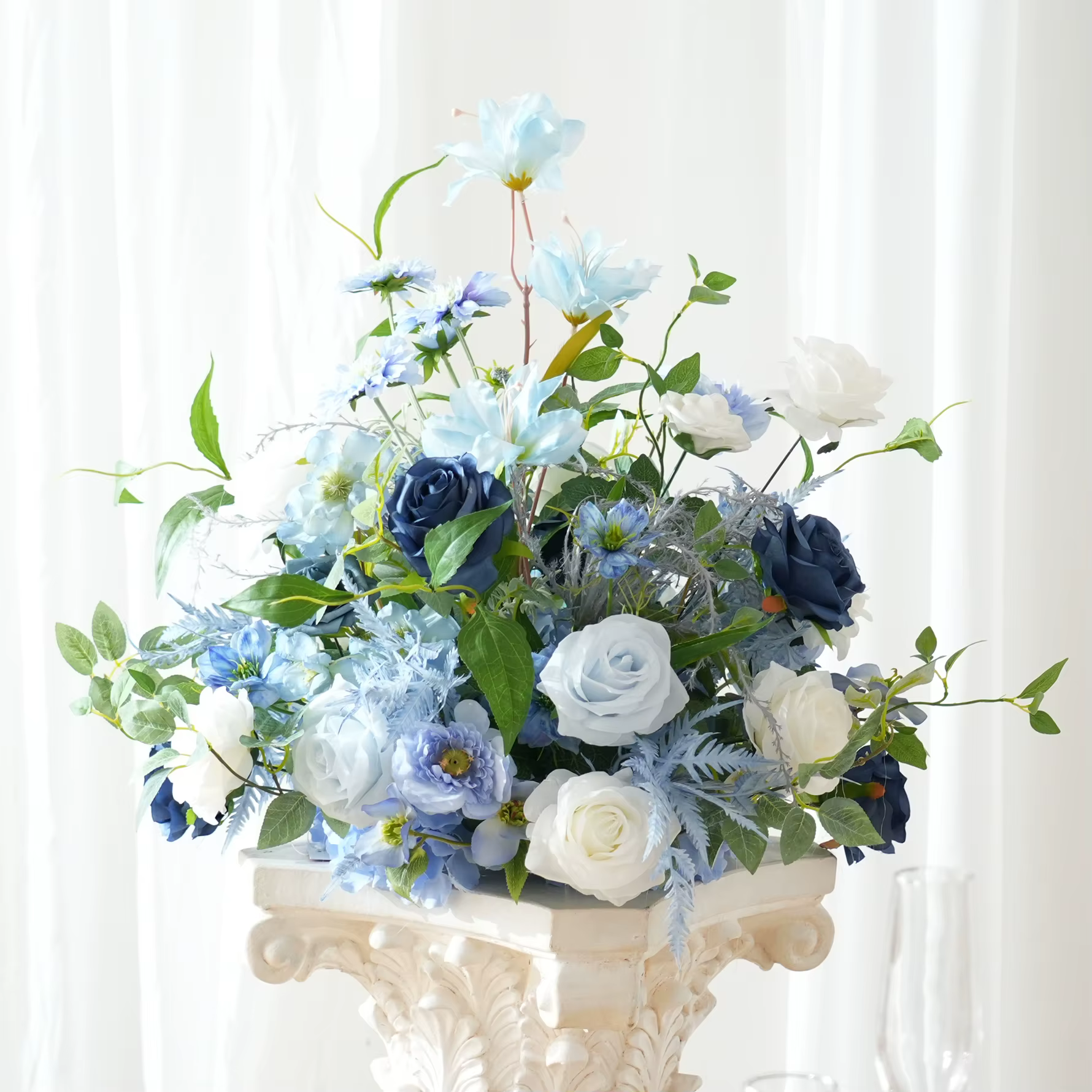 Rose artificielle Angela Flower A9076 bleue et blanche avec feuilles vertes