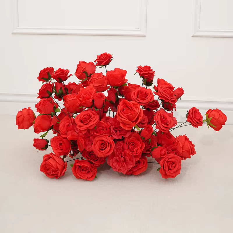Décor de luxe en rangée de fleurs de roses rouges