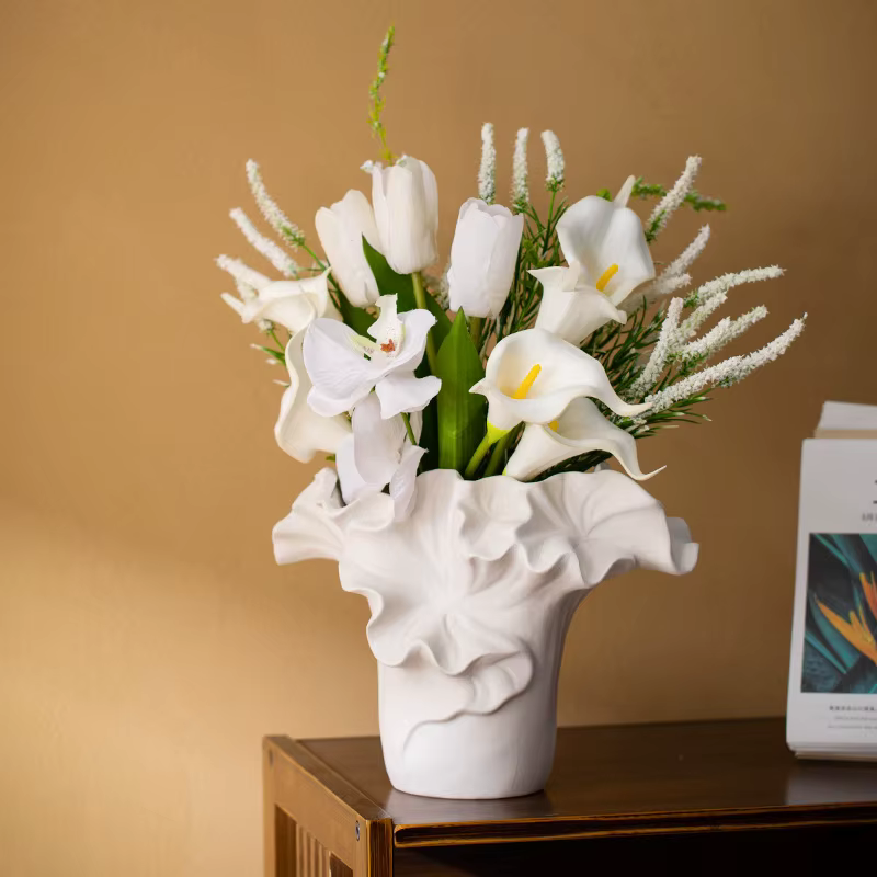 Vase en céramique plissé de pétales fait à la main
