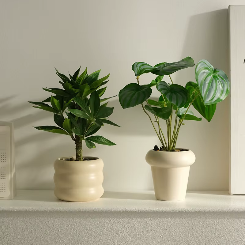Plante artificielle décorative en pot de petite taille