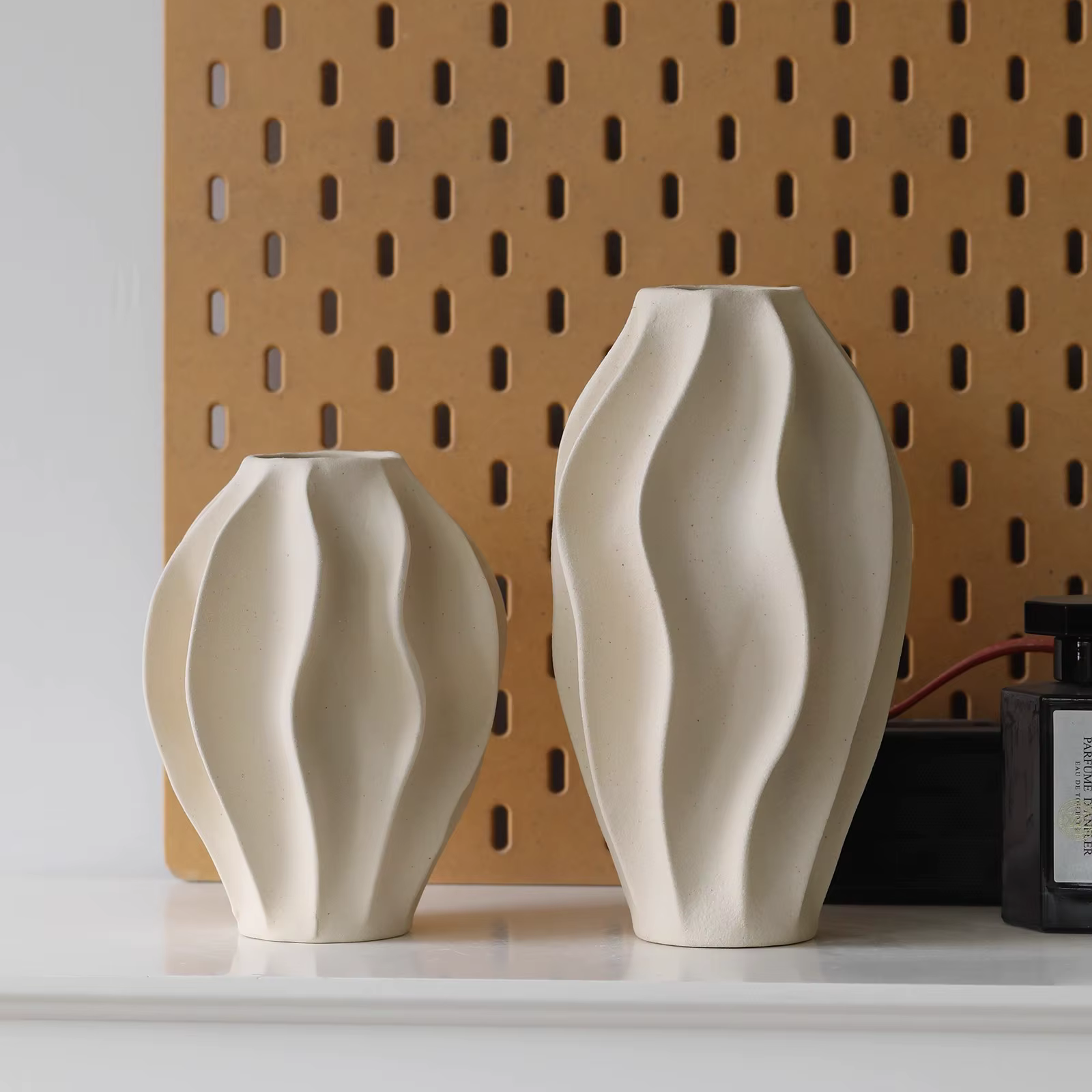 Vase en céramique beige au design haut de gamme et au style luxueux