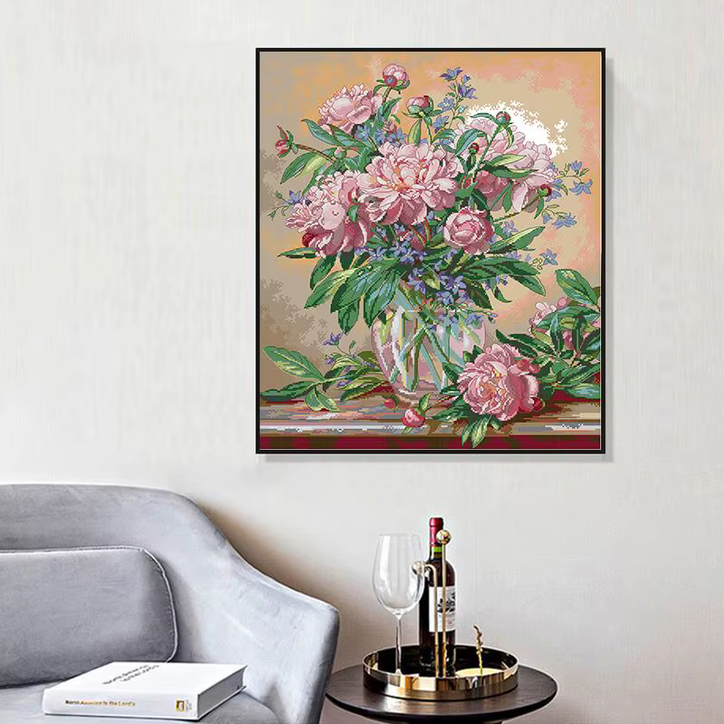Vase à fleurs rose à motifs floraux