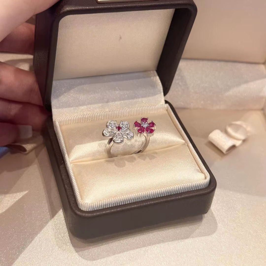 Bagues éblouissantes en argent 925 de haute qualité pour femmes, bagues à fleurs rouges en diamant complet, bijoux légers de luxe et exquis, cadeaux