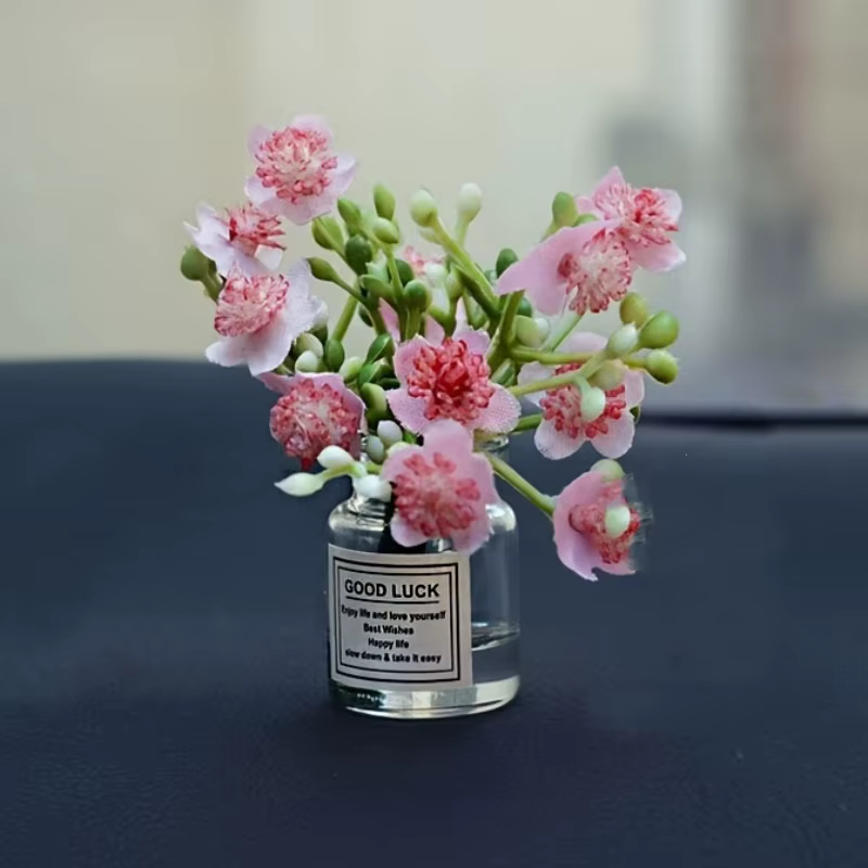 Fleurs miniatures délicates en pot