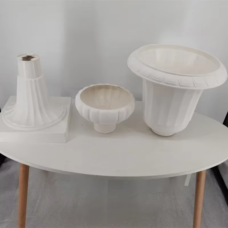 Pot de fleur en plastique doré et blanc