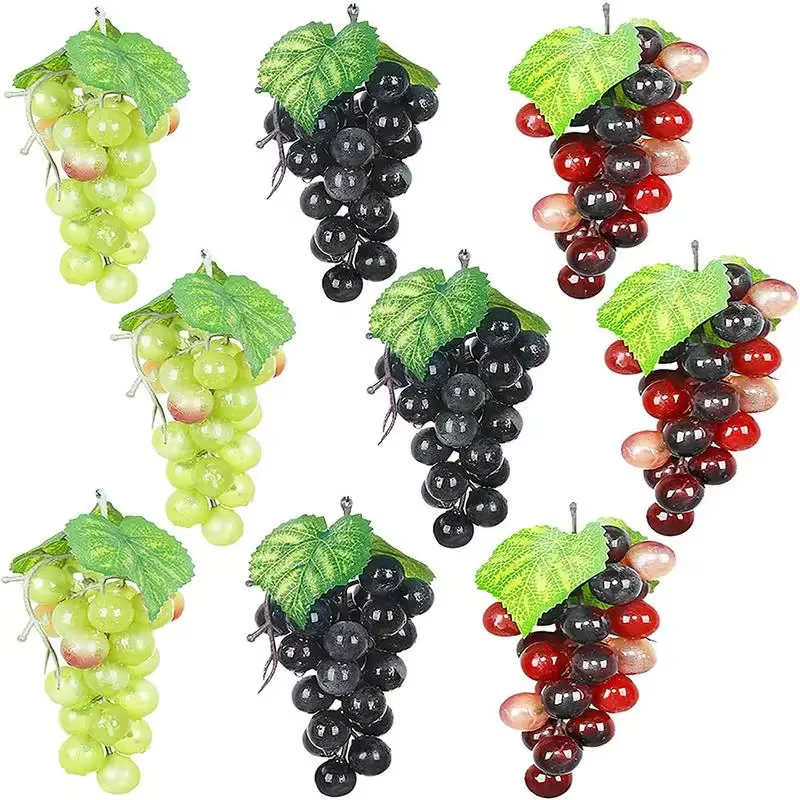 Décoration de table réaliste avec des raisins artificiels