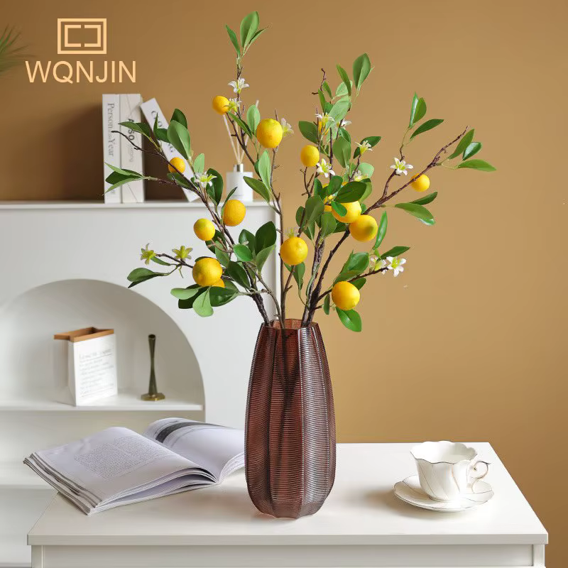 Branche de citron de luxe avec feuilles vertes