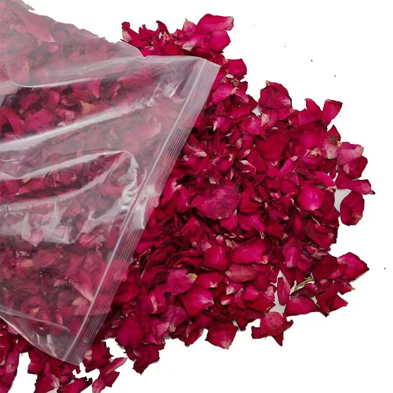 Décoration de mariage haut de gamme en pétales de rose naturels