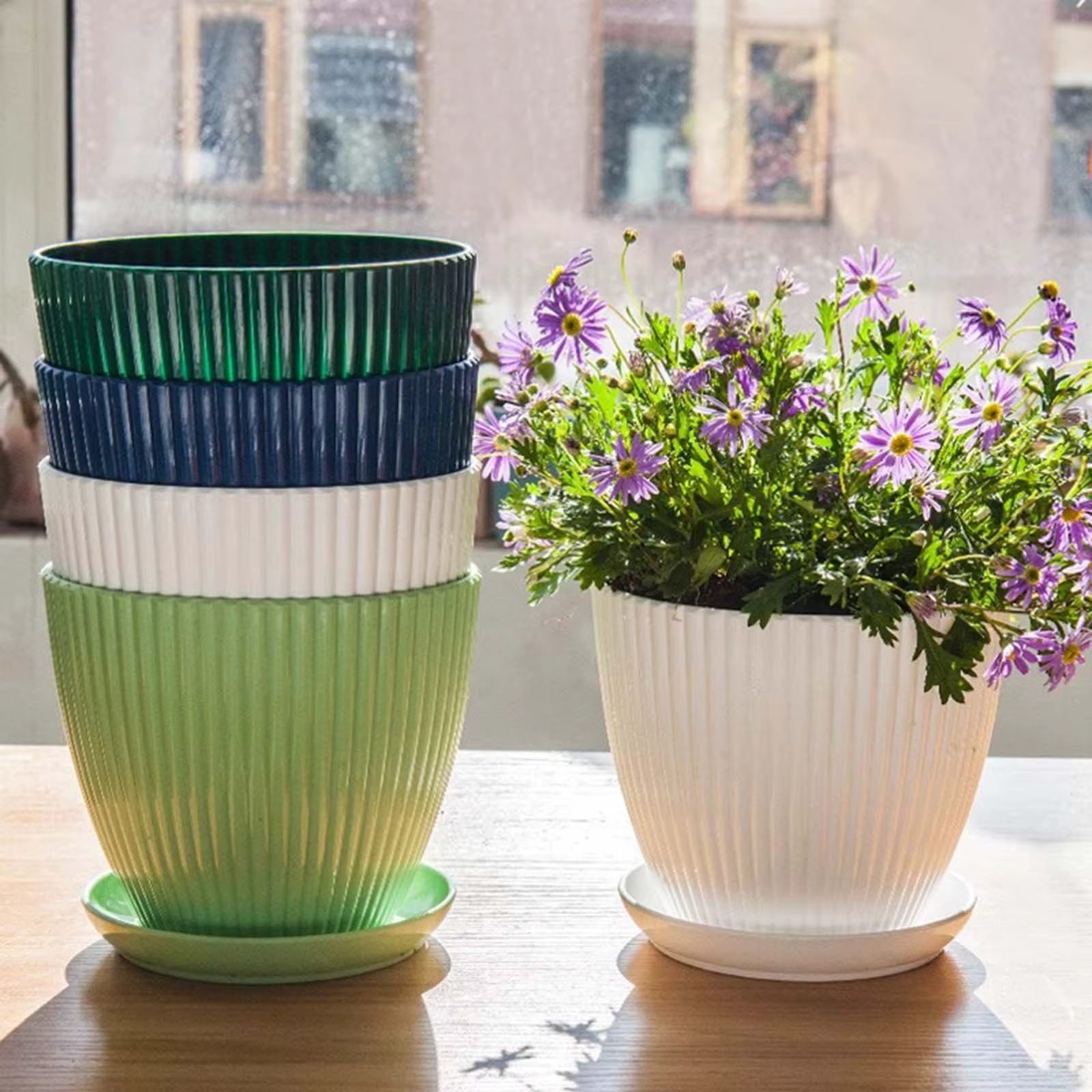 Pot de fleurs vertical rayé épaissi en plastique non-céramique avec soucoupe
