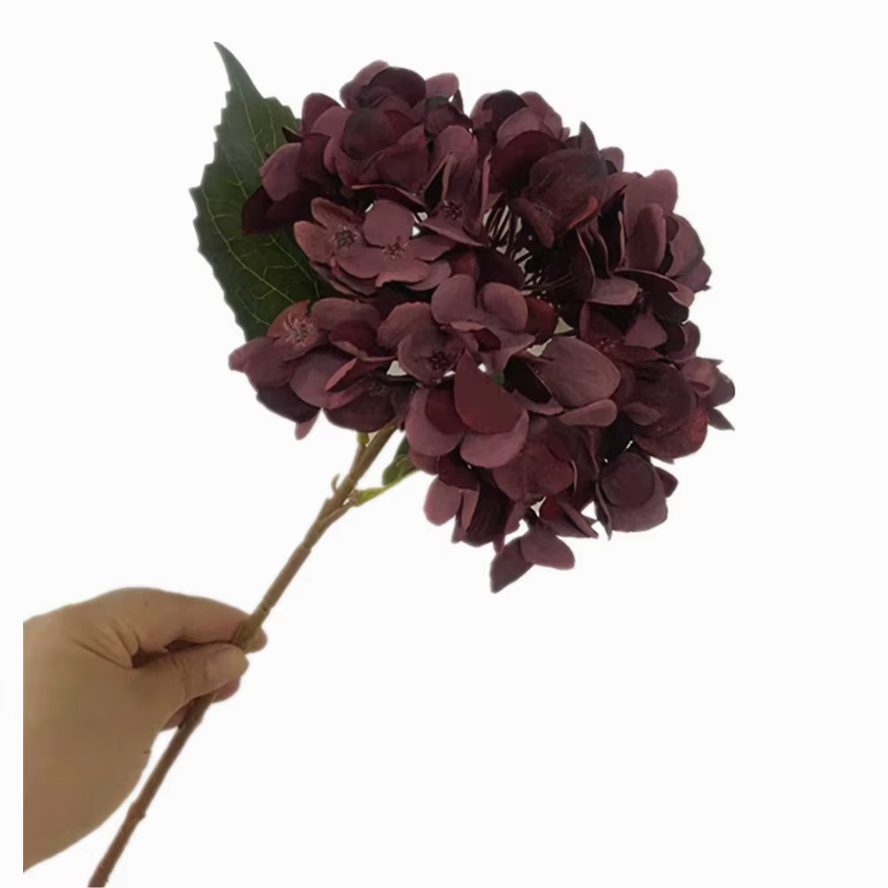 Une branche de fleur d'hortensia artificielle simulée plante