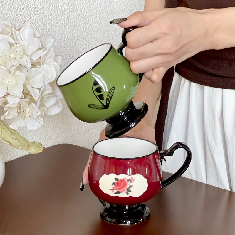 Tasse en céramique vintage Peony & Lily of the Valley – Tasse élégante du milieu du siècle, tasse à café à pieds hauts de grande capacité