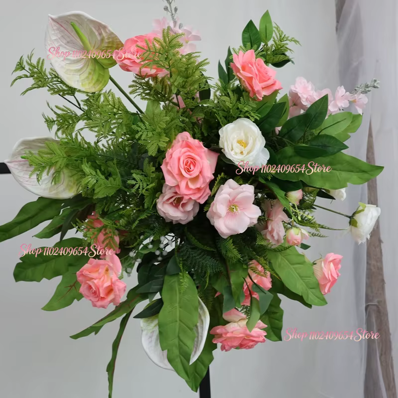 Décoration florale de luxe pour mariage : rangée de plantes vertes