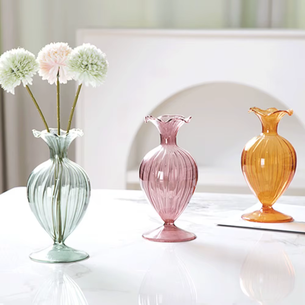Vase à fleurs en verre coloré côtelé simple