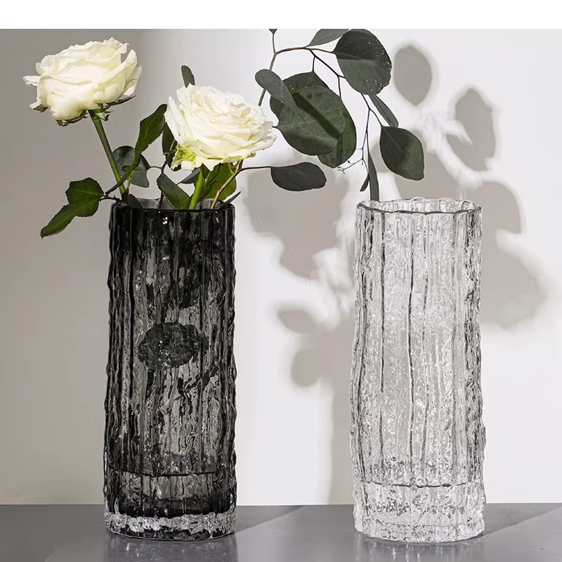 Vase en verre transparent plissé en forme de cylindre