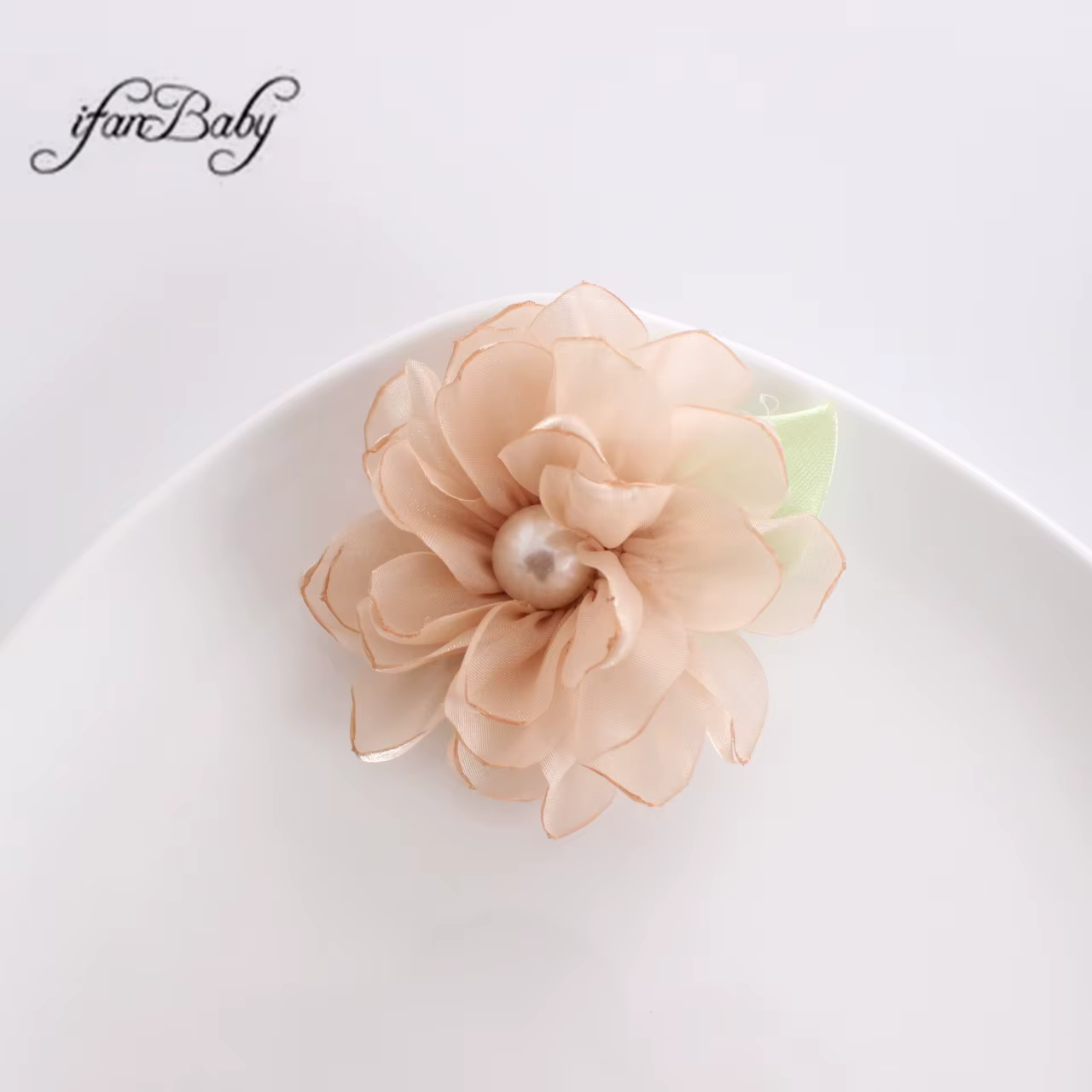 Fleurs en tissu avec centre perlé