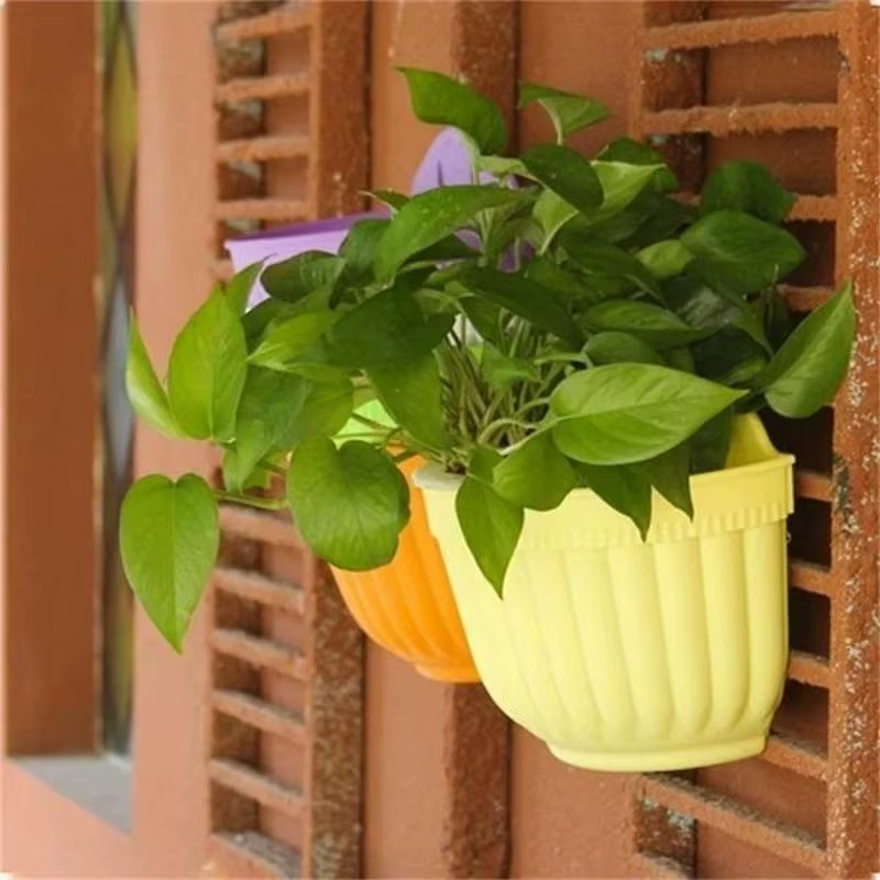 Pot de fleurs mural en plastique