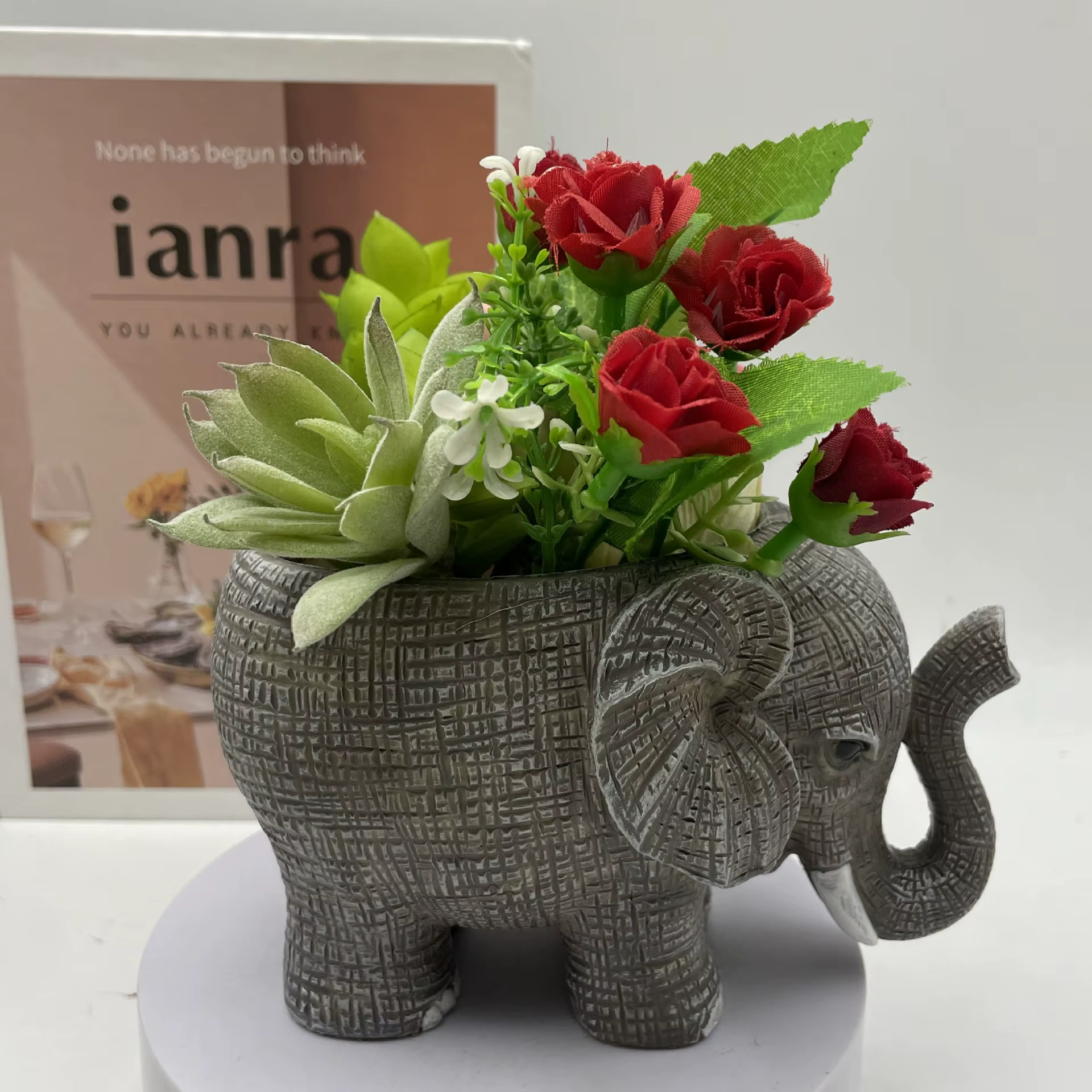 Jolie jardinière en résine en forme d'éléphant