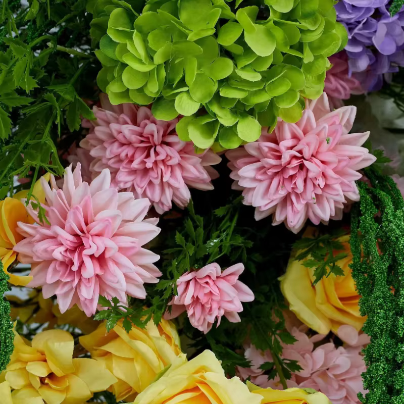 Arrangement de fleurs artificielles violettes