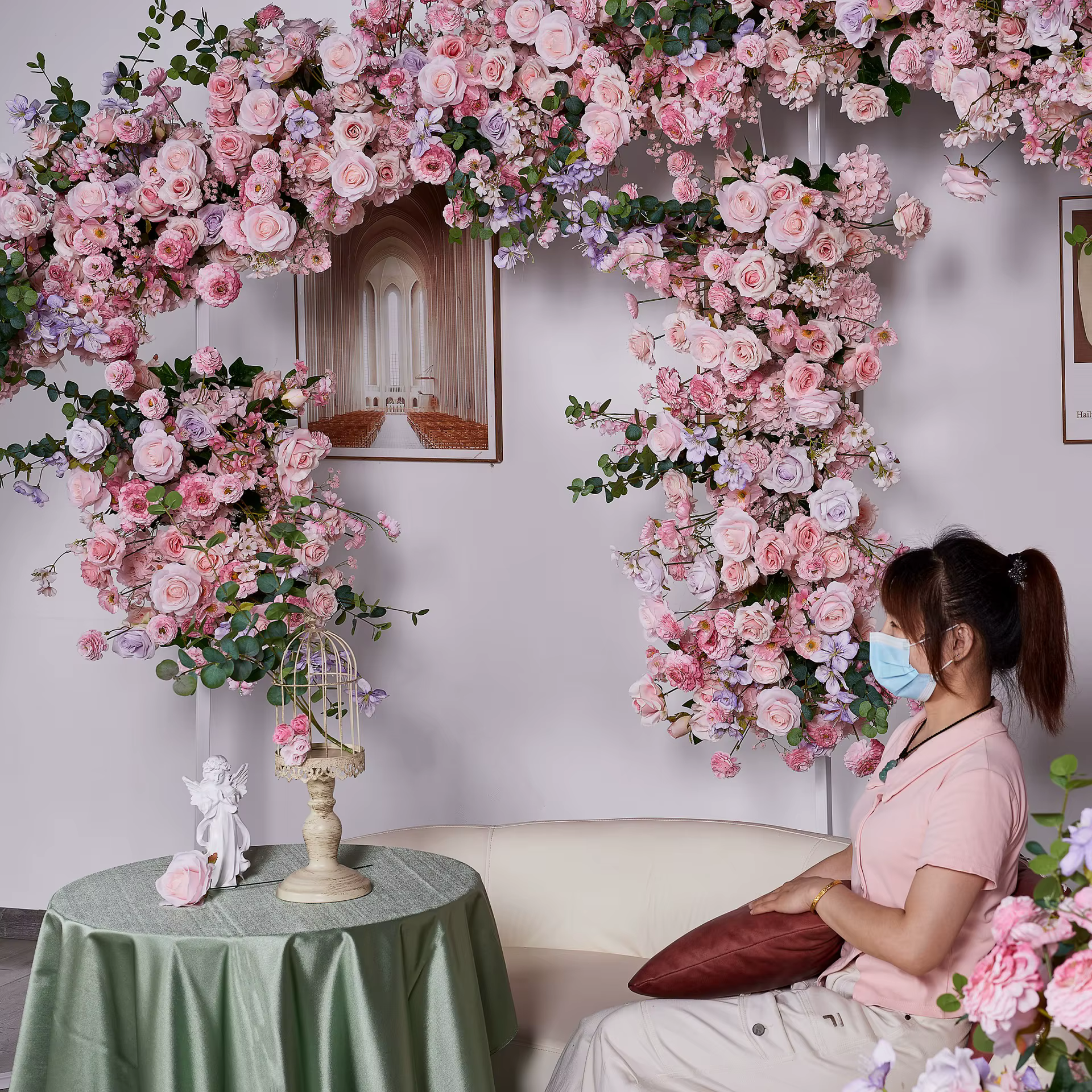 Arrangement de fleurs artificielles roses
