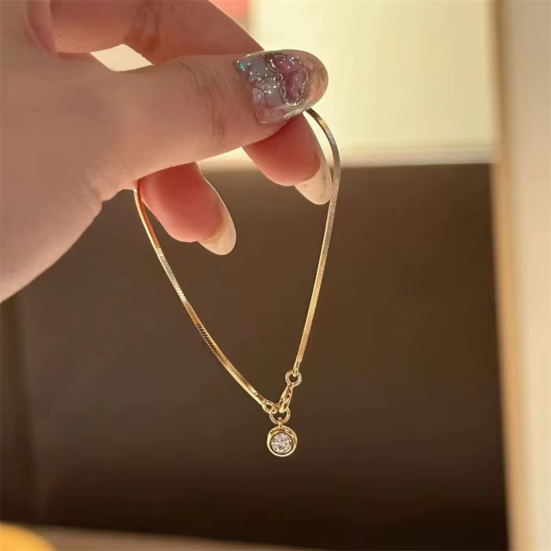 Nouveau Bracelet de Luxe en Laiton à Motifs Floraux, Chaîne Minimaliste Haut de Gamme avec Breloque Zircon, Bijou de Fête pour Femme, Idéal Cadeau