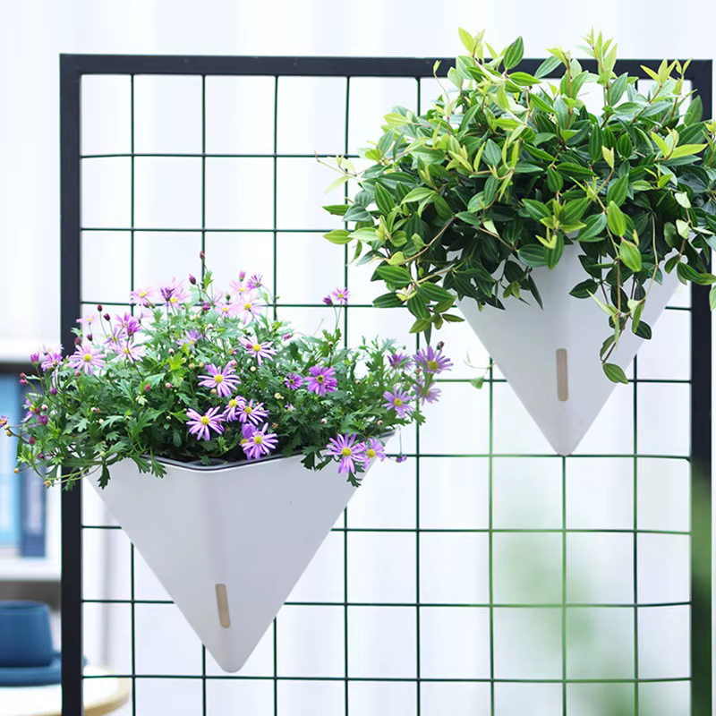 Pots de fleurs muraux triangulaires à la mode