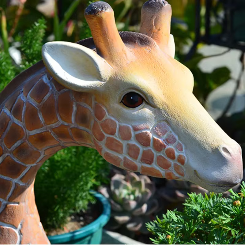 Pots de fleurs de girafe mignons