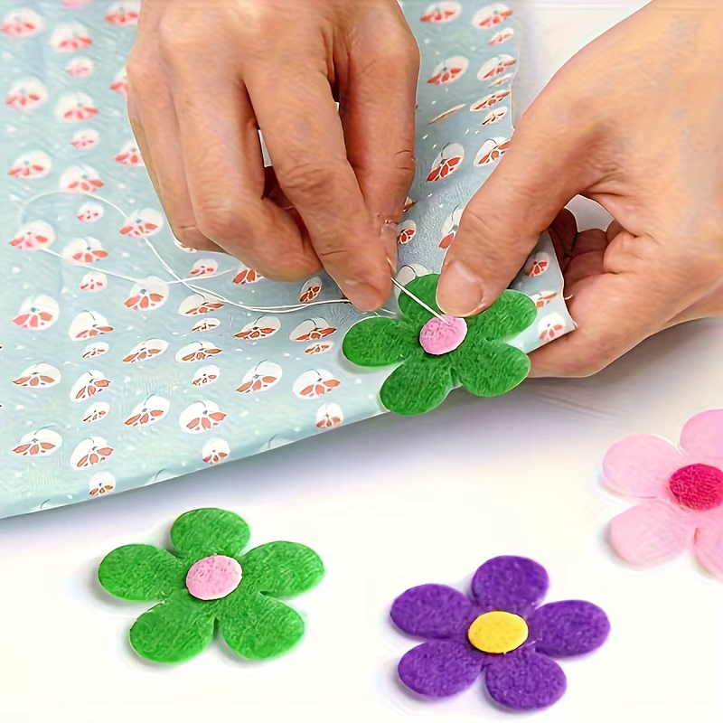 95 fleurs en feutre colorées