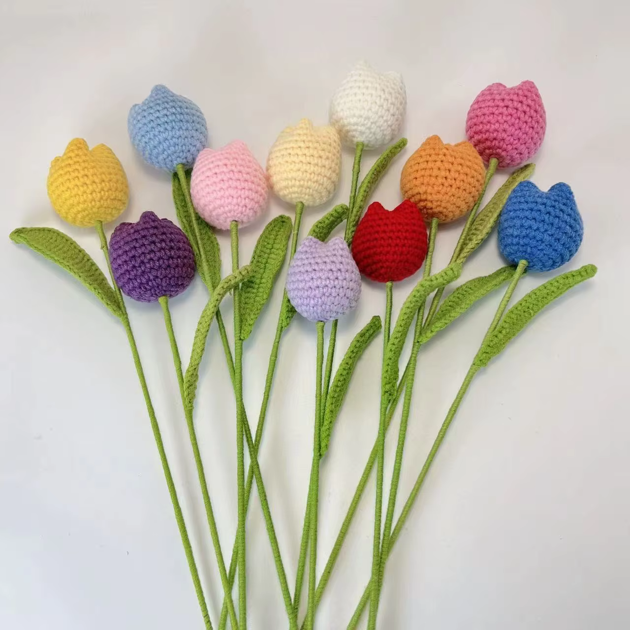 Bouquet de tulipes de fleurs tricotées