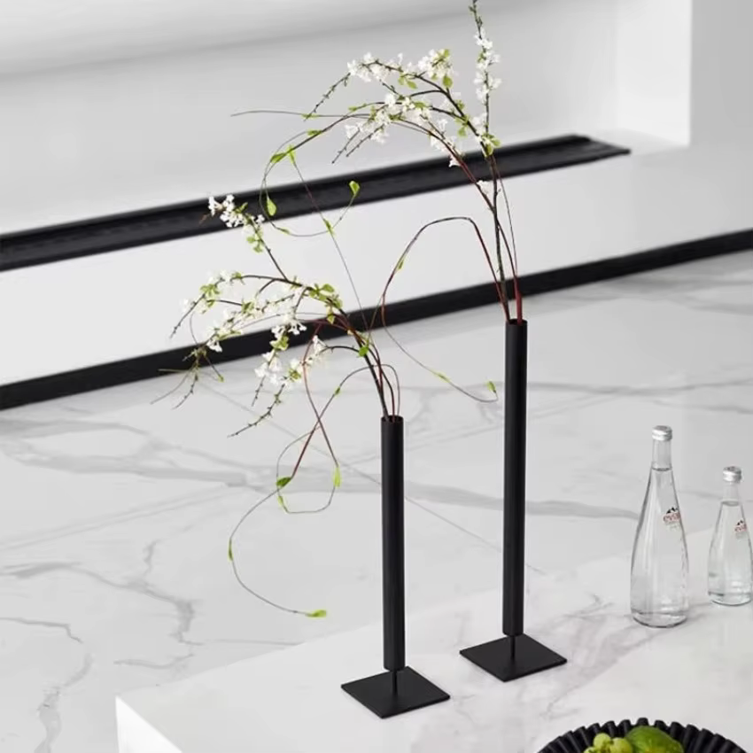Vases à fleurs en métal
