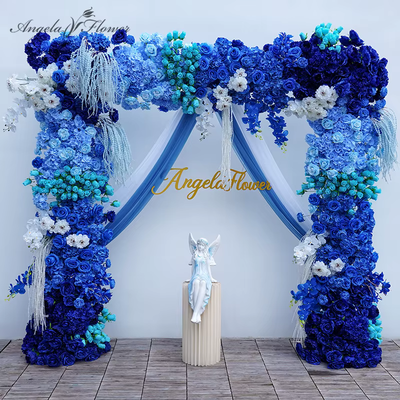 Décor floral extérieur pour mariage : rangée de fleurs de glycine bleue