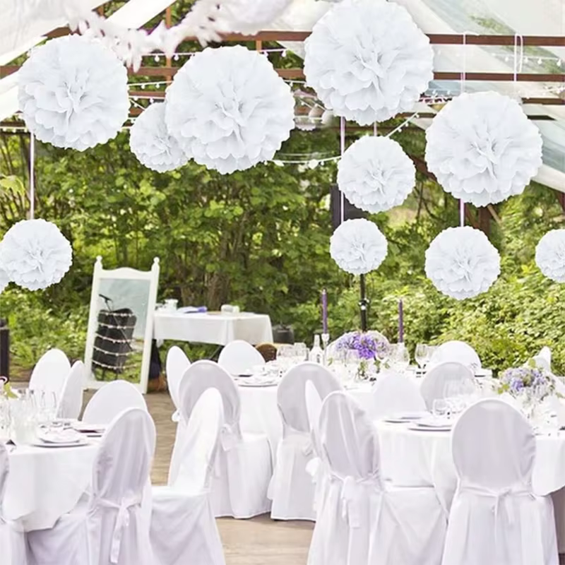 Boules de fleurs en papier blanc