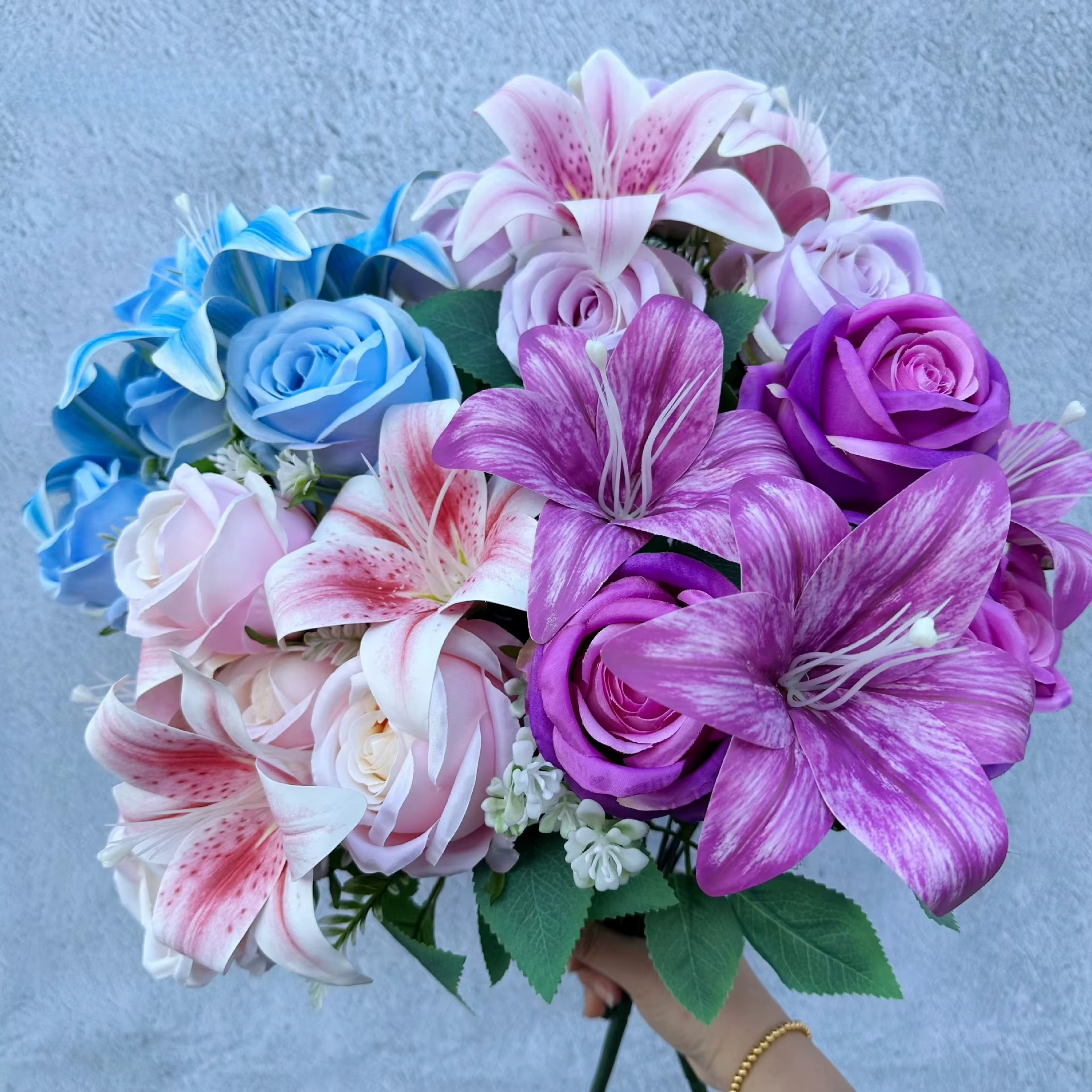 Bouquet de Couleurs Printanières : 9 Tiges de Roses et Lys Mixtes