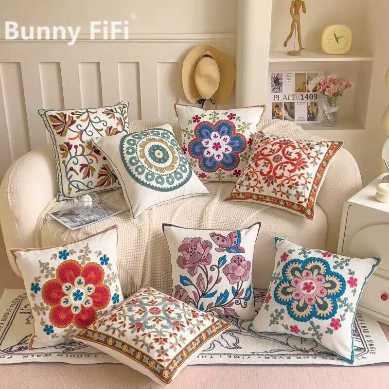 Housse de coussin brodée à motif floral