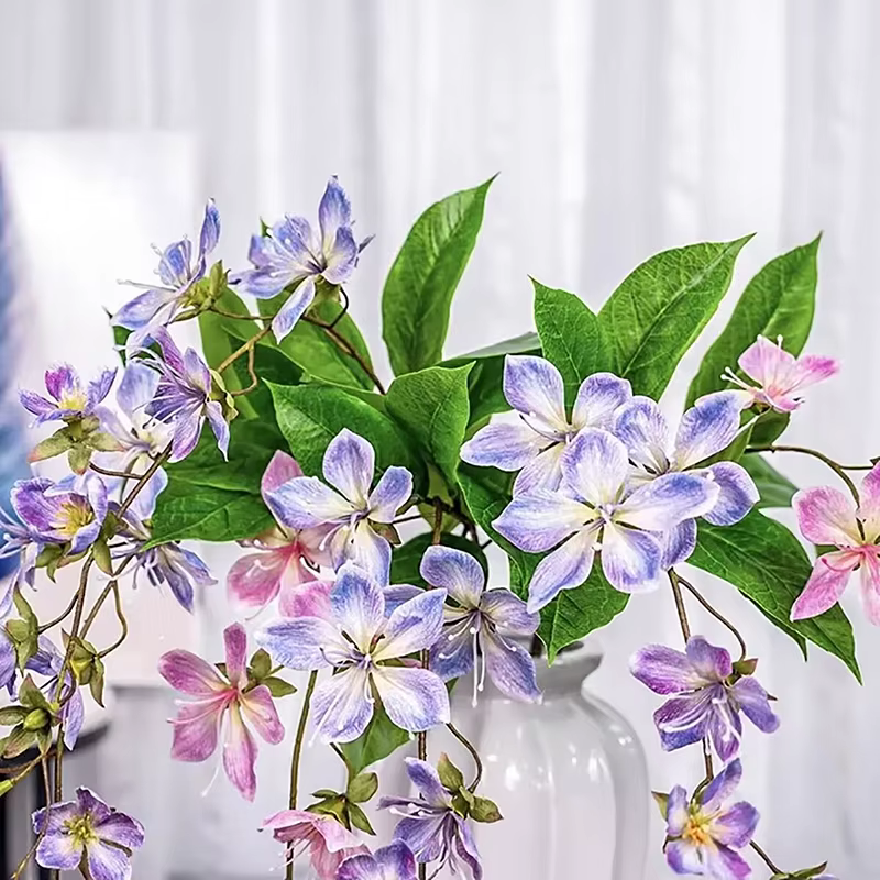 Fleurs artificielles suspendues au jasmin