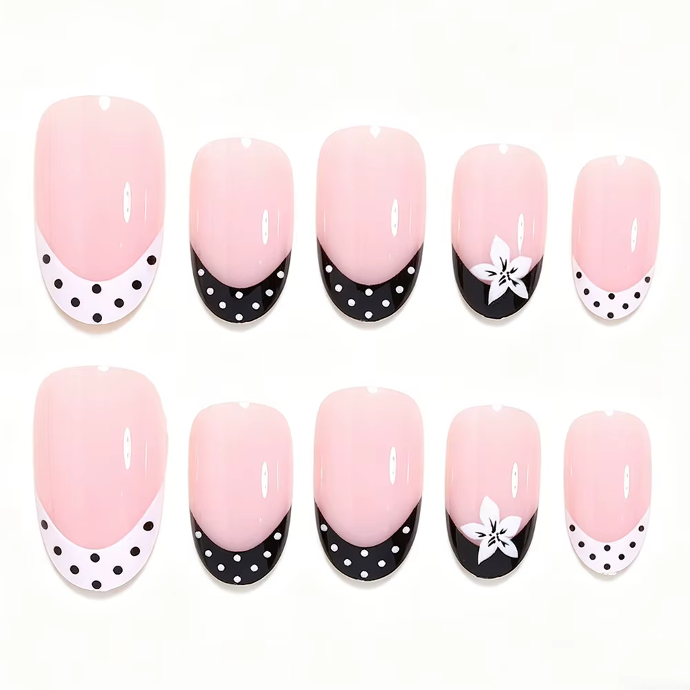 Ongles pressés simples noir et blanc avec fleurs blanches et pois noirs et blancs. 24 faux ongles.