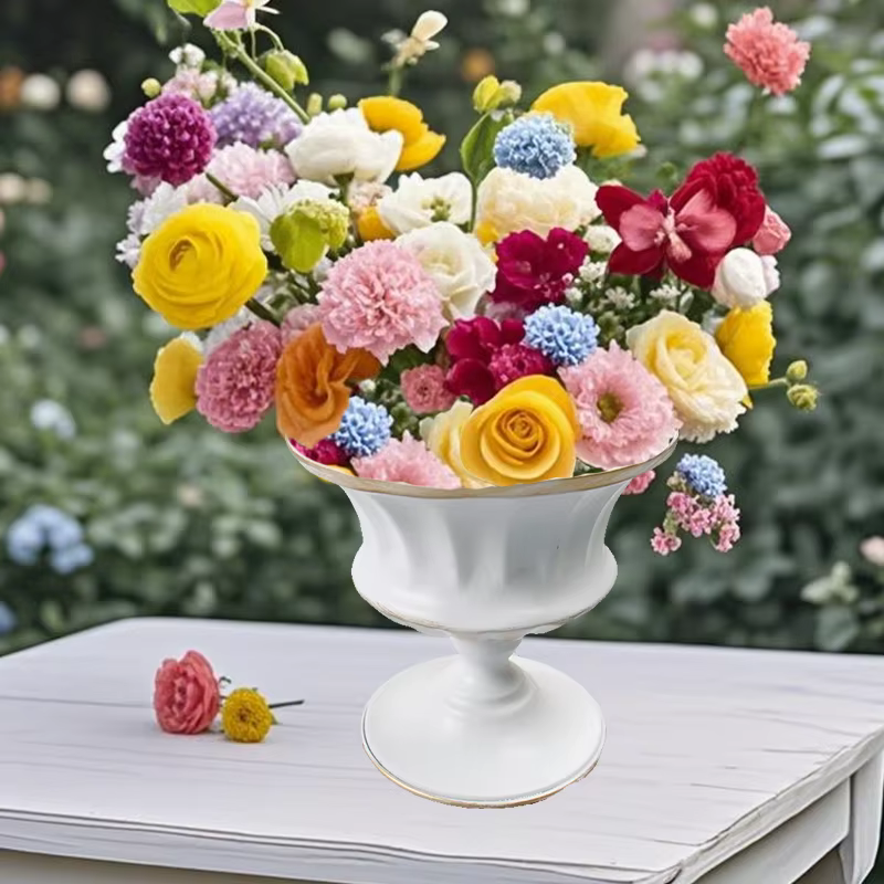 Pot de fleur en fer forgé blanc
