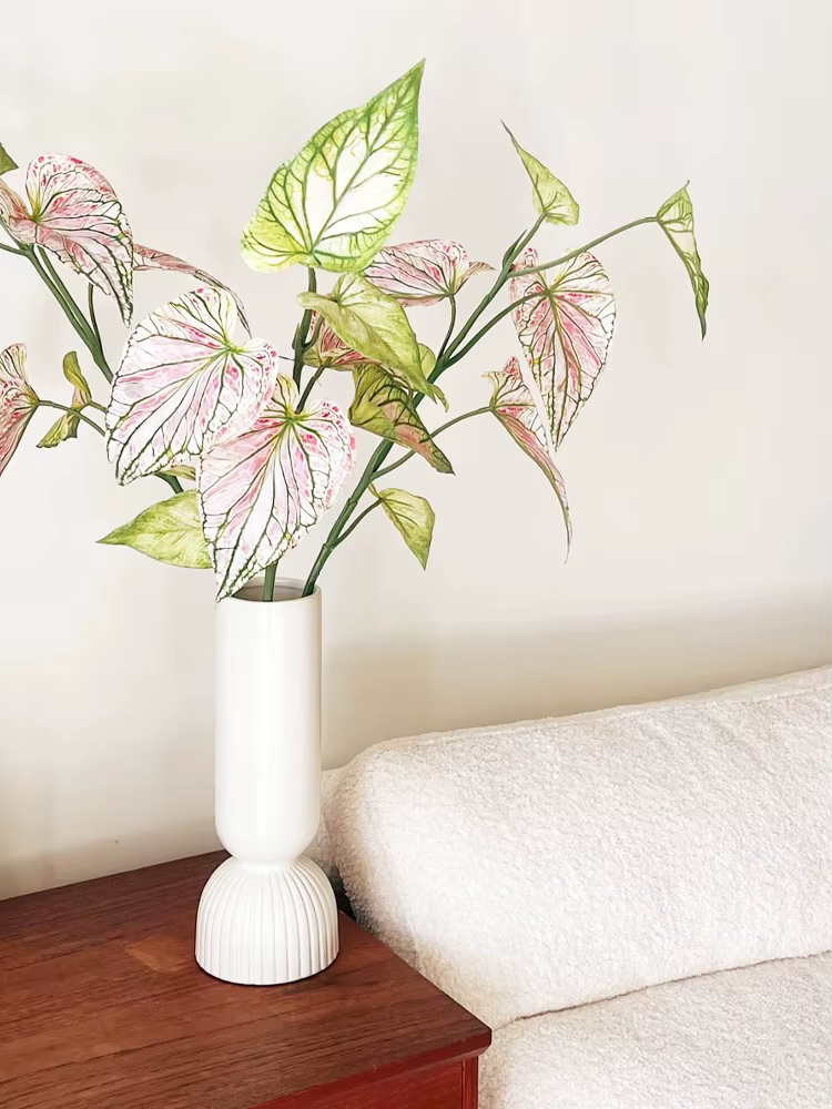 Plante artificielle au caladium