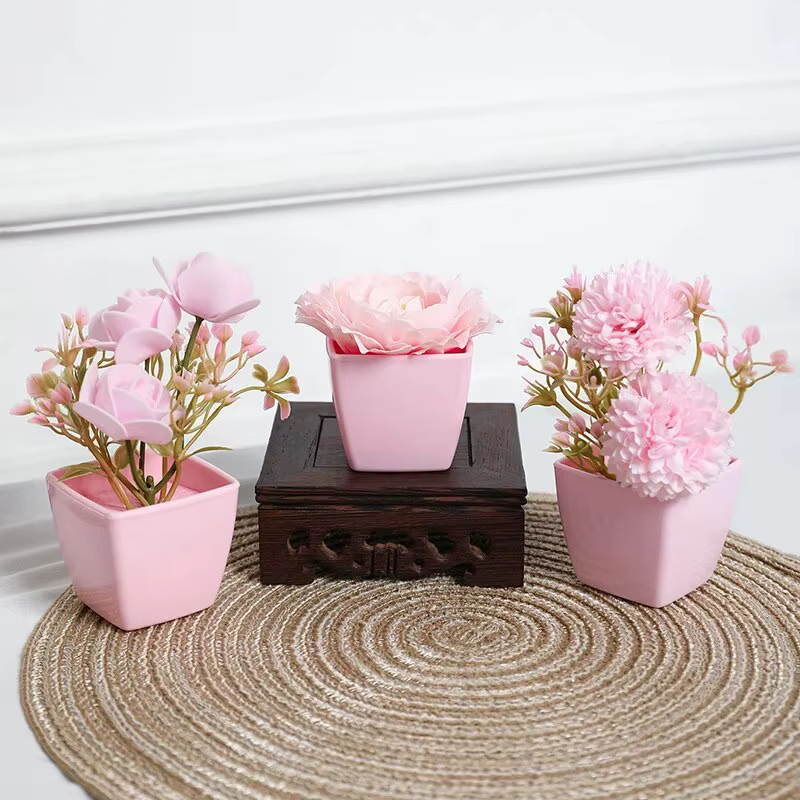 Plante en pot de roses à fleurs simulées