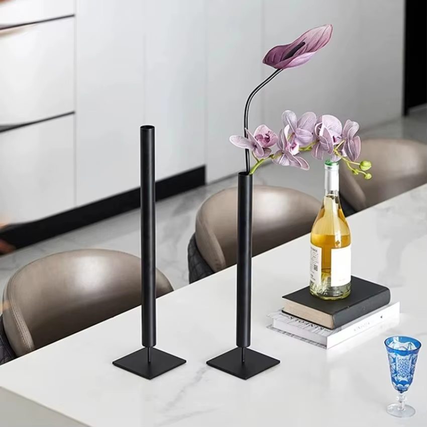 Vases à fleurs en métal