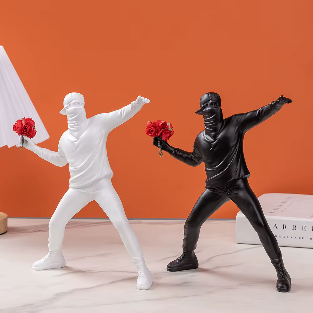 Banksy lance des fleurs, ornements, œuvres d'art abstraites, sculptures, figurines, décorations pour salons, bureaux, décoration intérieure, produit artisanal
